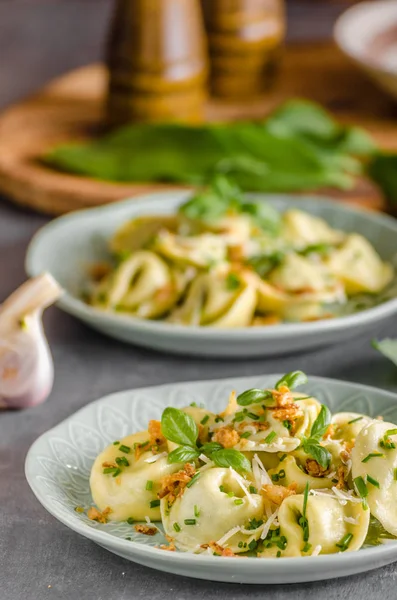 Gefüllte Tortellini Knoblauch und Spinat — Stockfoto