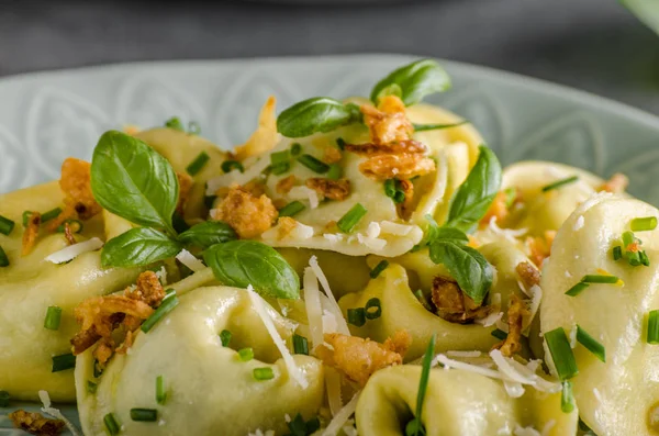 Doldurulmuş Tortellini sarımsak ve ıspanak