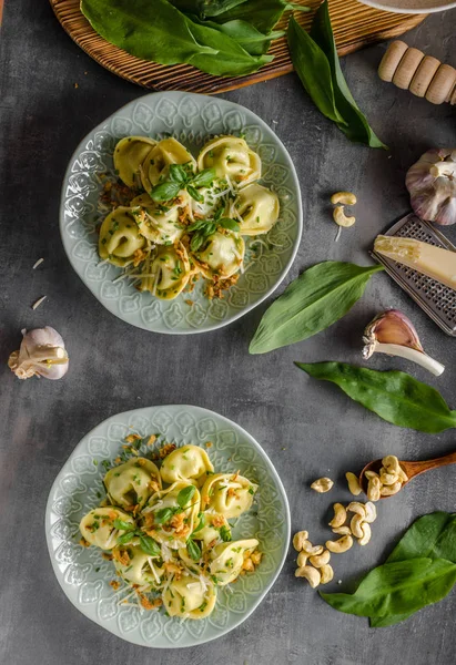 Doldurulmuş Tortellini sarımsak ve ıspanak