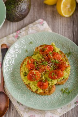 Avokado ile domates yaymak