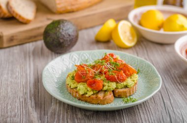 Avokado ile domates yaymak