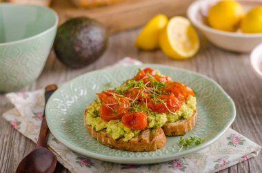 Avokado ile domates yaymak