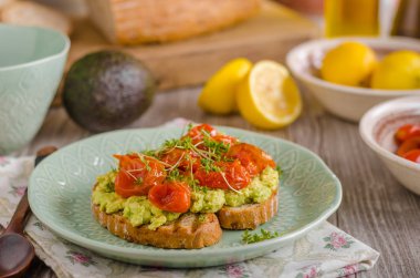 Avokado ile domates yaymak