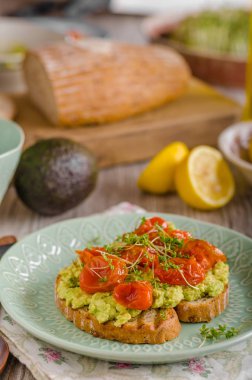 Avokado ile domates yaymak