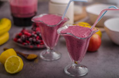 Çilek ile pişmiş granola