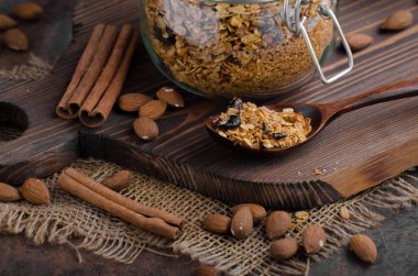 Çilek ile pişmiş granola