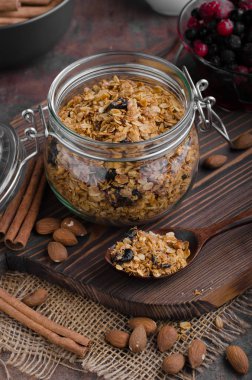 Çilek ile pişmiş granola