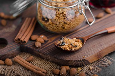 Çilek ile pişmiş granola