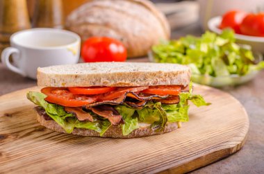 Marul ile BLT sandviç