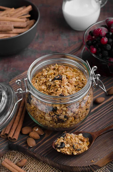 Gebakken muesli met bessen — Stockfoto