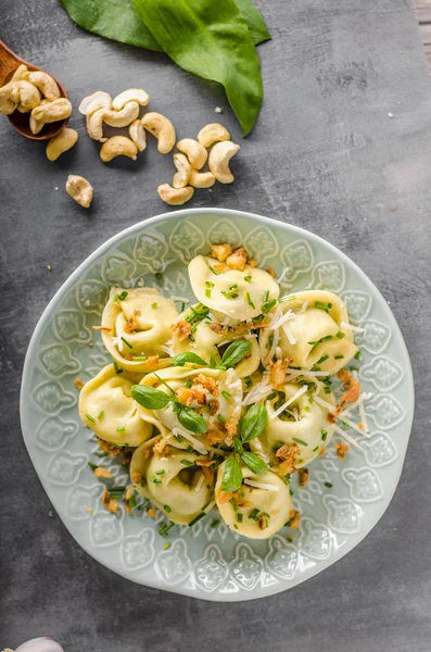 Tortellini relleno de ajo y espinacas —  Fotos de Stock