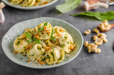 Doldurulmuş Tortellini sarımsak ve ıspanak