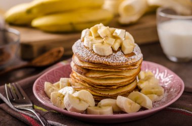 Amerikan krep muz, çikolata ile