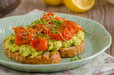 Avokado ile domates yaymak