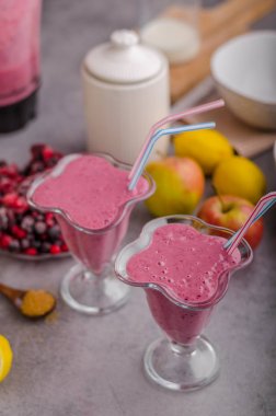 Çilek güler yüzlü milkshake