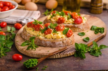 Ekmek scrambledd yumurta