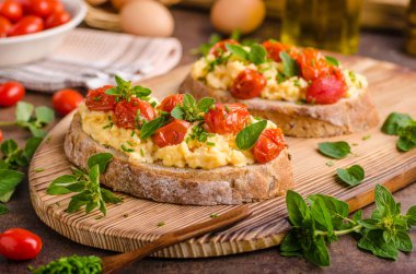 Ekmek scrambledd yumurta