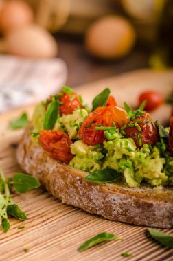 Avokado ile domates yaymak