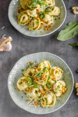 Doldurulmuş Tortellini sarımsak ve ıspanak