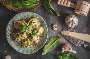 Doldurulmuş Tortellini sarımsak ve ıspanak