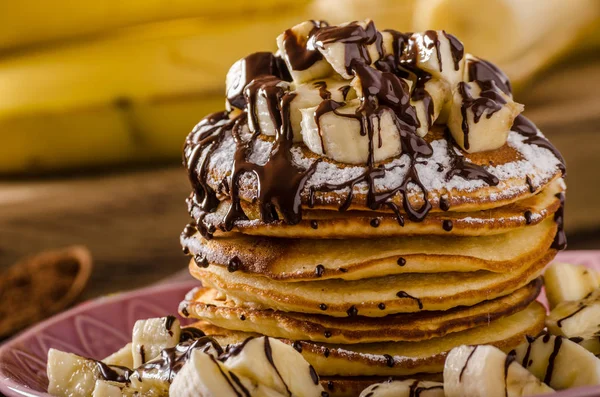 Amerikanische Pfannkuchen mit Banane, Schokolade — Stockfoto