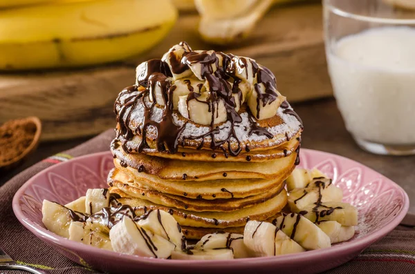 Crêpes américaines à la banane, chocolat — Photo