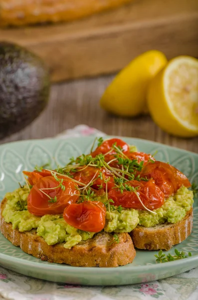 Avokado ile domates yaymak