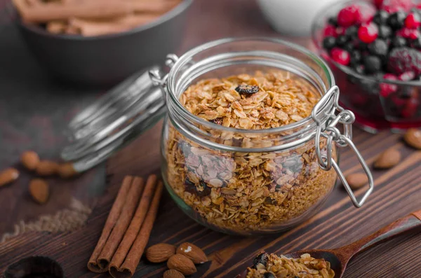 Çilek ile pişmiş granola