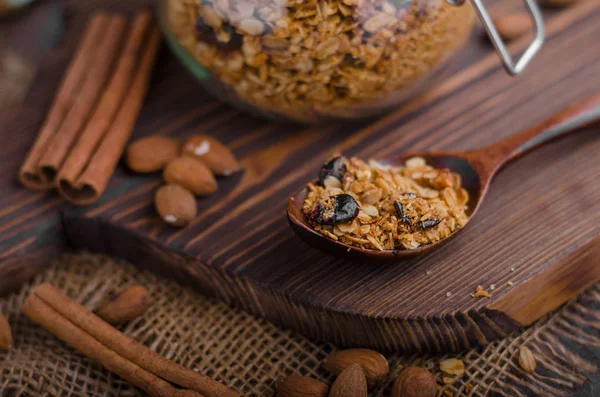 Çilek ile pişmiş granola