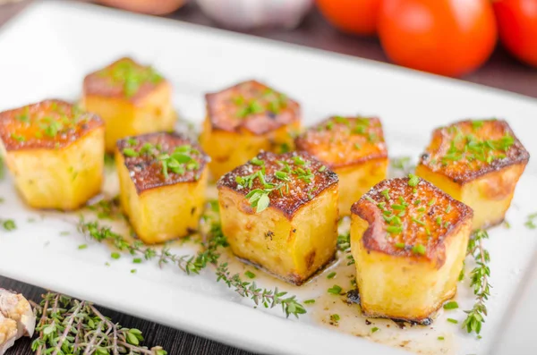 Fondente di patate con aglio ed erbe aromatiche — Foto Stock