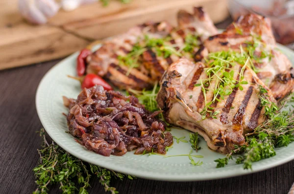 Gegrillte Schweinekoteletts — Stockfoto