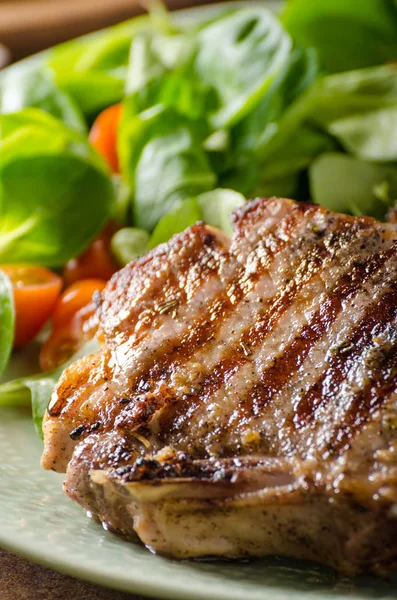 Chuletas de cerdo asadas —  Fotos de Stock