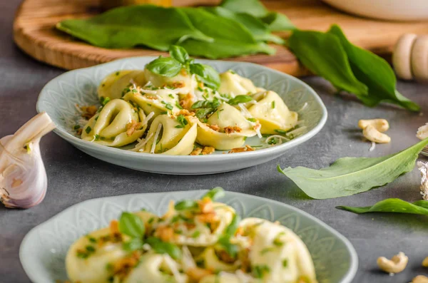 Doldurulmuş Tortellini sarımsak ve ıspanak