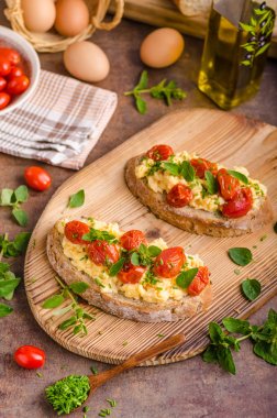 Ekmek scrambledd yumurta