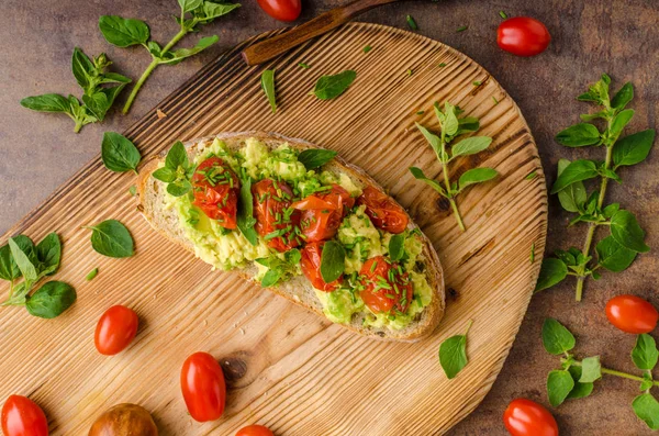 Avocado spalmato con pomodori — Foto Stock