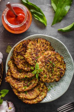 Sarımsak ile kızarmış patates gözlemesi