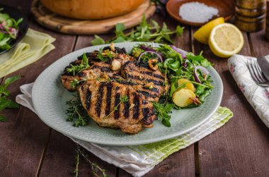 Izgara domuz pirzola marul salatası ile