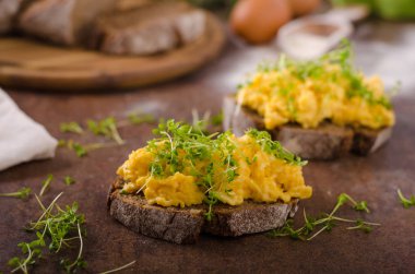 Sahanda yumurta, kepekli ekmek