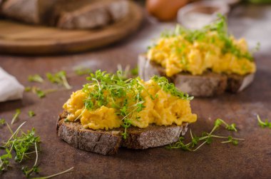 Sahanda yumurta, kepekli ekmek