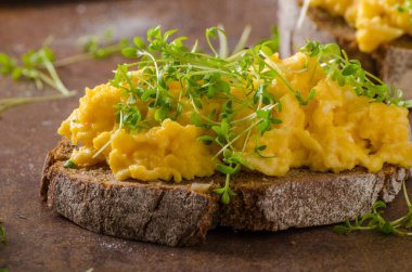 Sahanda yumurta, kepekli ekmek