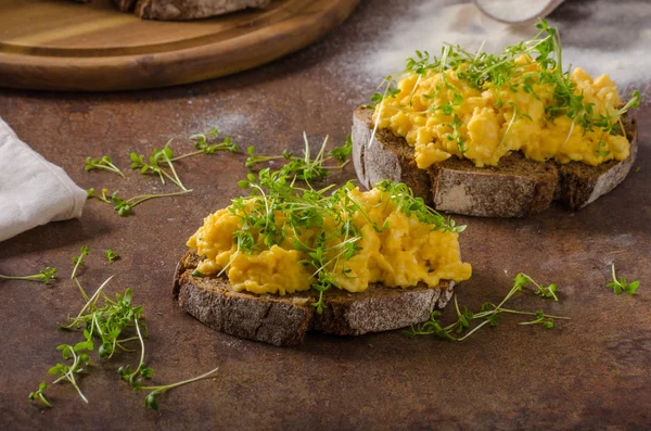 Scrambled eggs, wholegrain bread — Stock Photo, Image