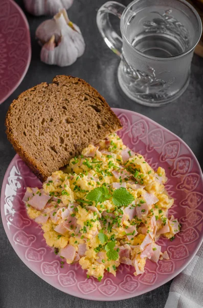 Míchaná vejce, celozrnný chléb — Stock fotografie