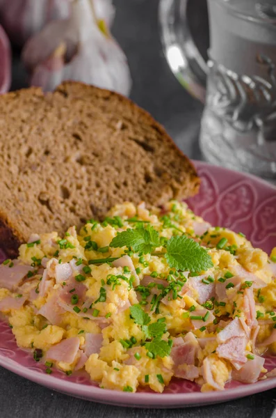 Roerei, volkoren brood — Stockfoto