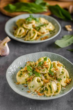 Doldurulmuş Tortellini sarımsak ve ıspanak