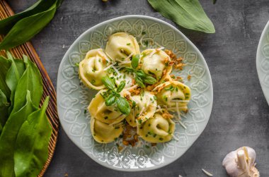 Doldurulmuş Tortellini sarımsak ve ıspanak