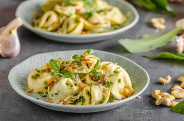 Doldurulmuş Tortellini sarımsak ve ıspanak