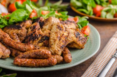 Izgara tavuk kanadı ve sosis