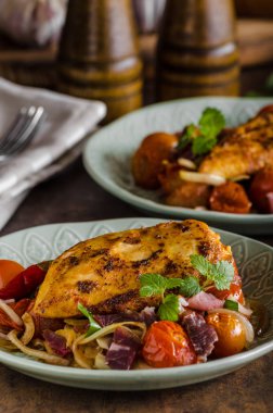 Kavrulmuş sebze ile ızgara tavuk biftek