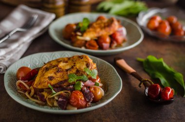 Kavrulmuş sebze ile ızgara tavuk biftek