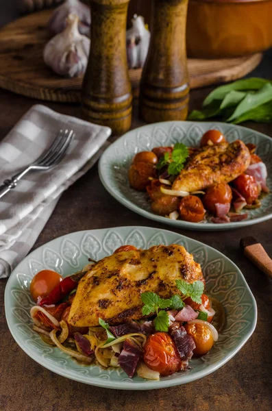 Жареный куриный стейк с жареным овощем — стоковое фото